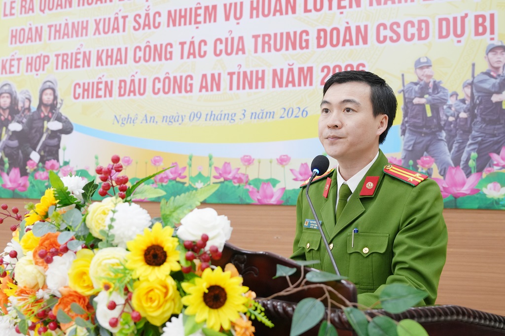 Đồng chí Trung tá Ngô Anh Tuấn, Trưởng phòng Cảnh sát cơ động phát biểu tại buổi lễ