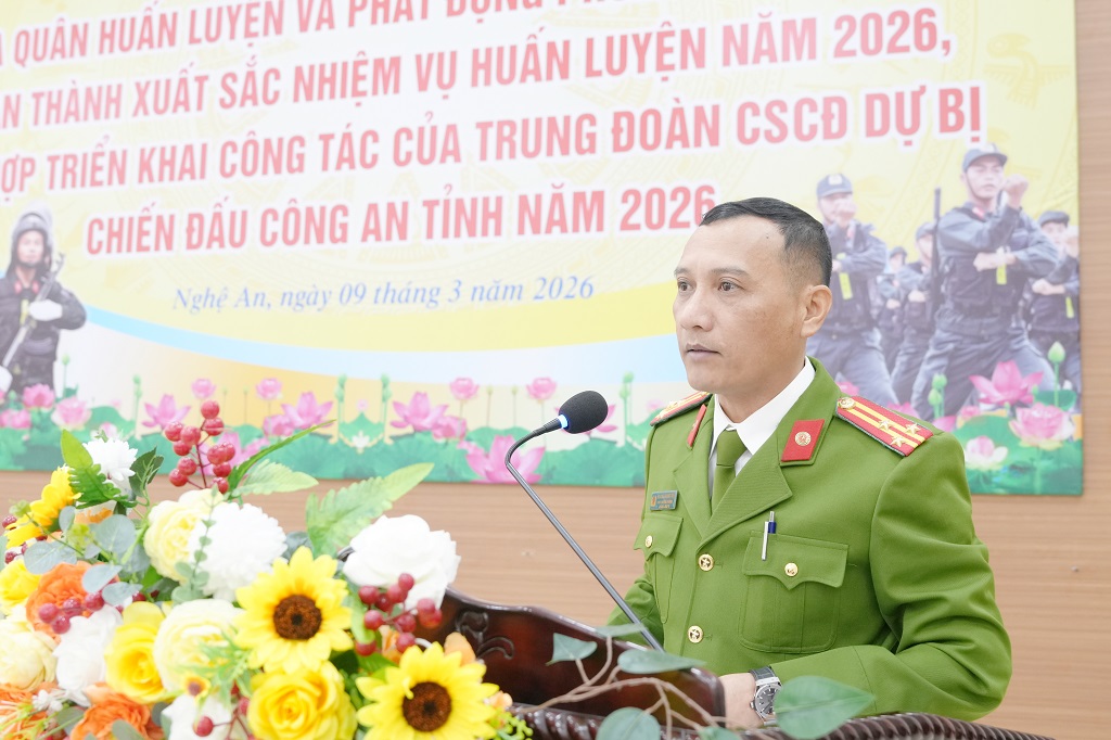 Đại diện Lãnh đạo Phòng Cảnh sát cơ động giải đáp kiến nghị, đề xuất của Công an các đơn vị, địa phương 