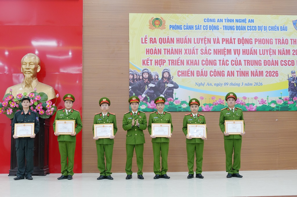 Trao thưởng tập thể, cá nhân có thành tích xuất sắc trong công tác huấn luyện năm 2025   