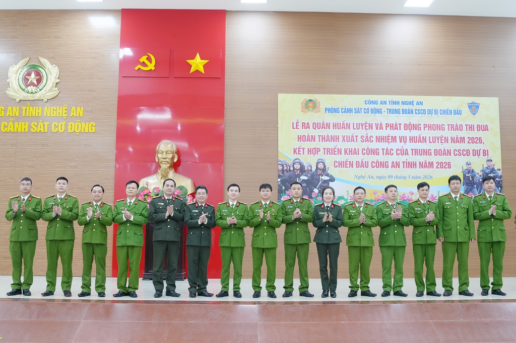 Đại biểu chụp ảnh lưu niệm 