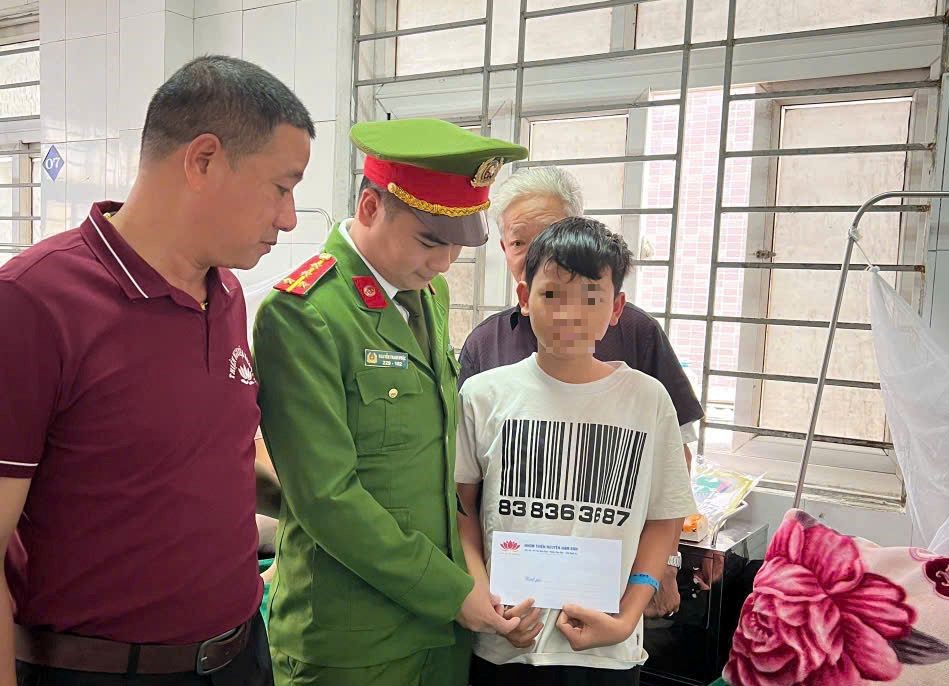 Chi đoàn Công an xã Đại Huệ trao quà tặng bệnh nhi mắc bệnh hiểm nghèo, có hoàn cảnh đặc biệt khó khăn