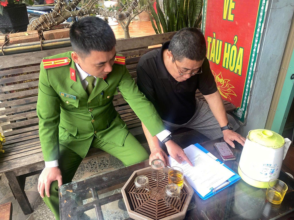 Công an xã Đông Hiếu tuyên truyền, vận động cơ sở in ấn, photocopy ký cam kết bảo đảm ANTT phục vụ bầu cử