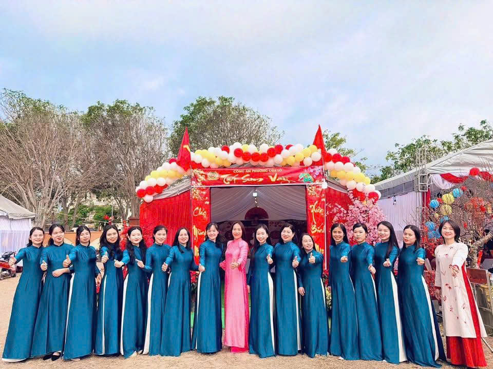 Hội viên Phụ nữ Công an phường Cửa Lò trong trang phục áo dài truyền thống