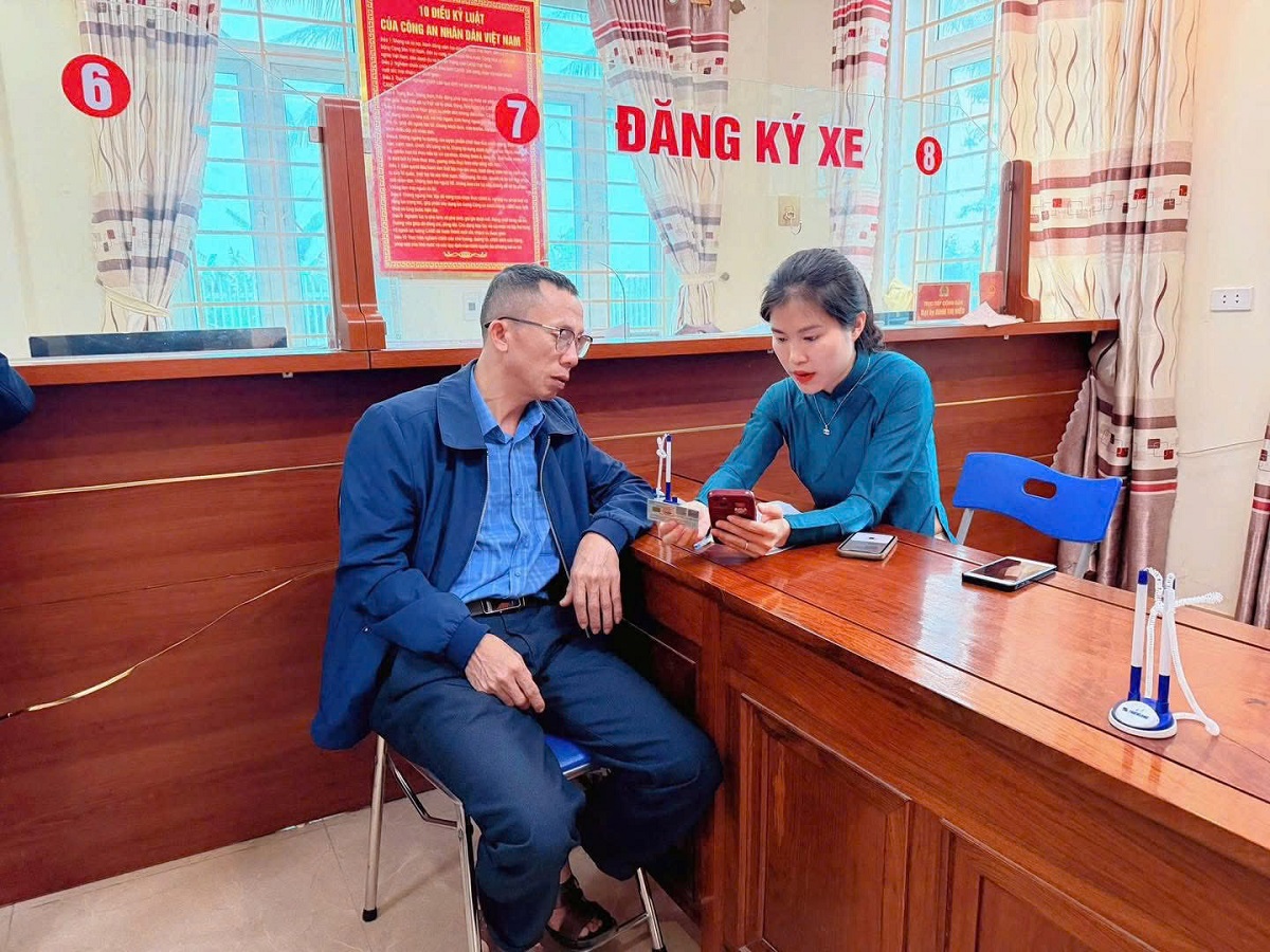 Cán bộ Công an phường phục vụ người dân trong trang phục áo dài vào ngày 08/3