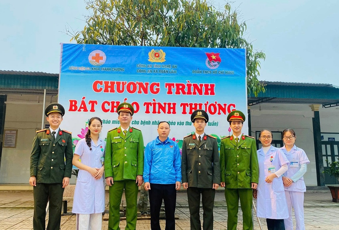 Chi đoàn Công an xã Xuân Lâm phối hợp với Chi đoàn Bệnh viện đa khoa Thanh Chương tổ chức chương trình Bát cháo tình thương