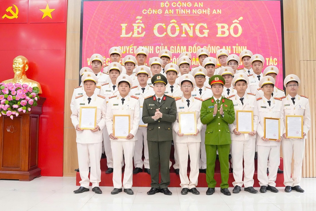 Các đồng chí: Đại tá Trần Hồng Quang, Phó Bí thư Đảng ủy, Phó Giám đốc Công an tỉnh và Thượng tá Phạm Thành Long, Ủy viên Ban Thường vụ Đảng ủy, Phó Giám đốc Công an tỉnh trao Quyết định của Giám đốc Công an tỉnh đến 103 đồng chí 