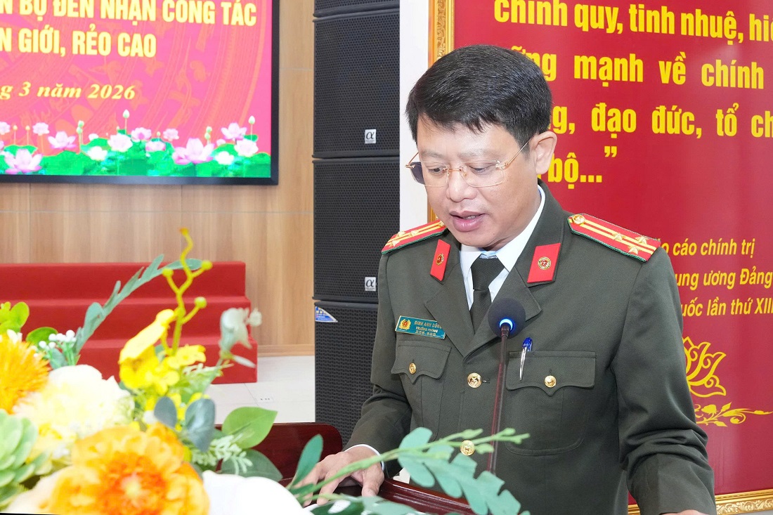 Đồng chí Thượng tá Đinh Anh Dũng, Trưởng phòng Tổ chức cán bộ công bố Quyết định điều động đối với 103 đồng chí