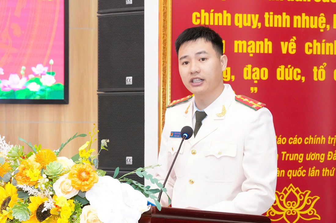 Đại diện cán bộ được điều động phát biểu nhận nhiệm vụ