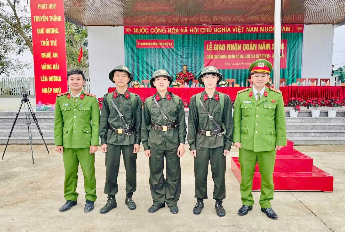 03 tân binh của xã Bạch Ngọc tham gia nghĩa vụ Công an nhân dân