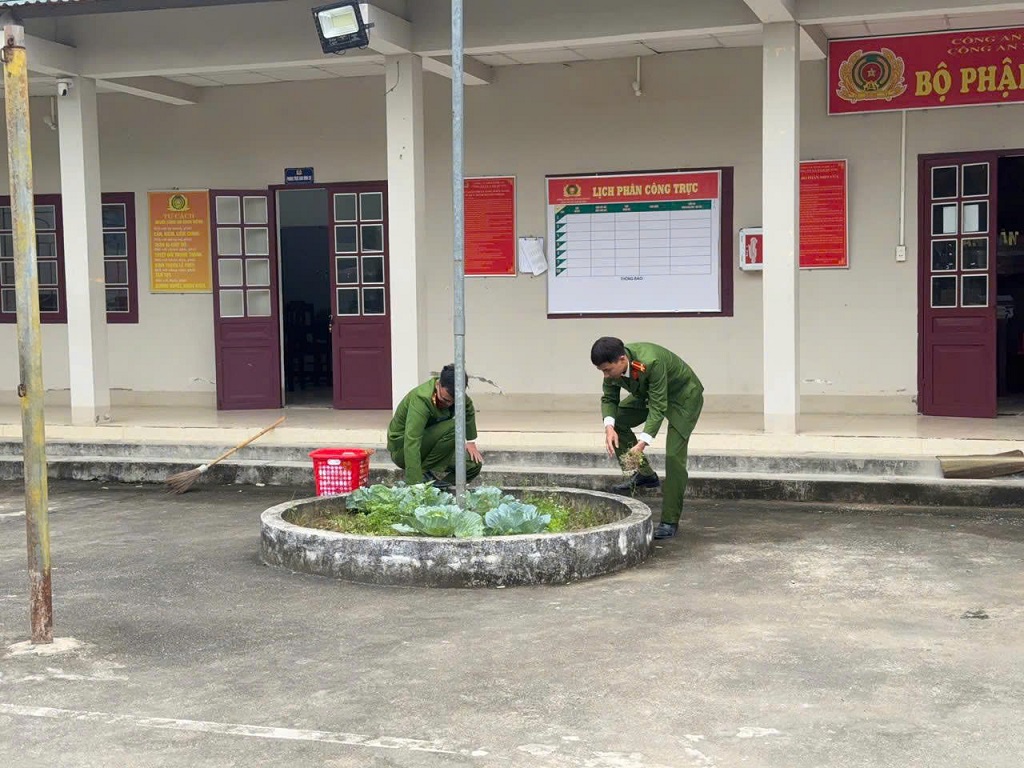 Hưởng ứng phong trào “Ngày chủ nhật xanh”, Công an xã Tam Quang tổ chức tổng vệ sinh khuôn viên trụ sở