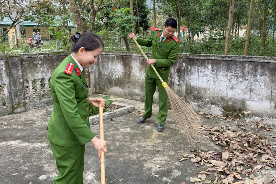 Công an xã Cam Phục tổ chức dọn dẹp vệ sinh và thắp hương tri ân tại Nghĩa trang liệt sỹ.