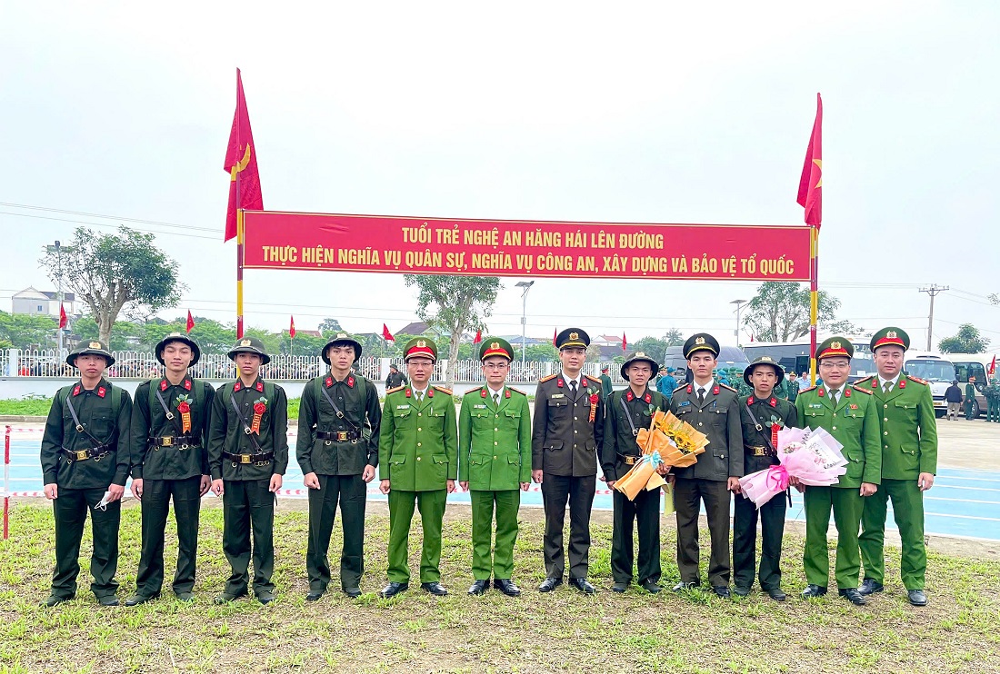 Công an xã động viên tân binh trước khi lên đường nhập ngũ