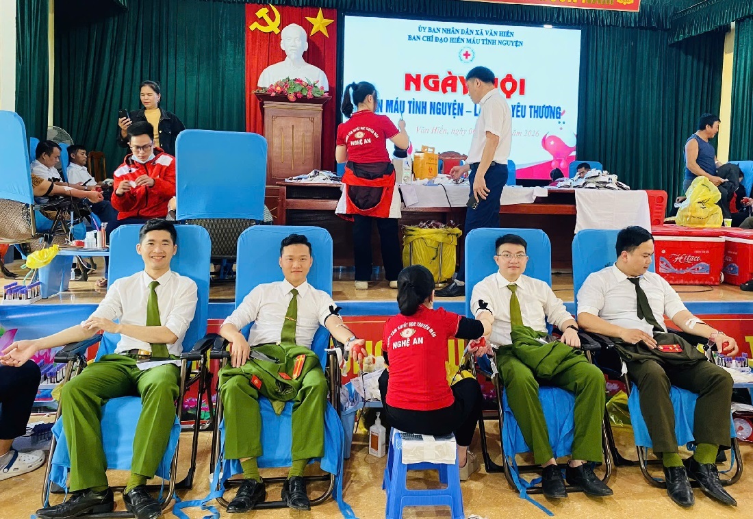 Cán bộ, chiến sĩ Công an xã Văn Hiến tích cực tham gia hiến máu