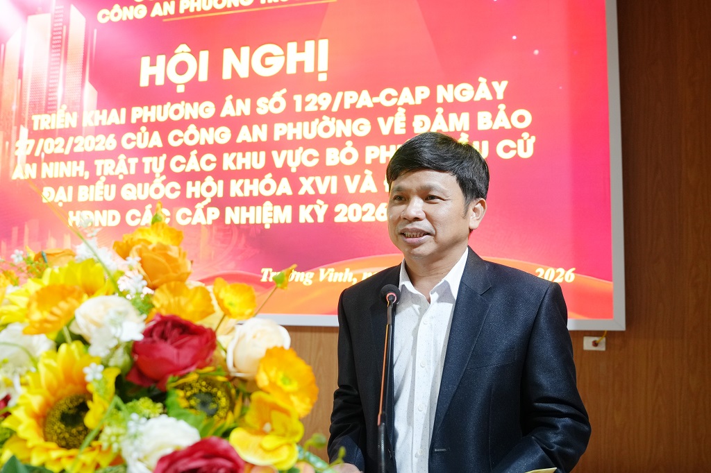 Đồng chí Nguyễn Tất Sơn - Phó Bí thư Đảng ủy, Chủ tịch UBND phường Trường Vinh phát biểu tại buổi lễ