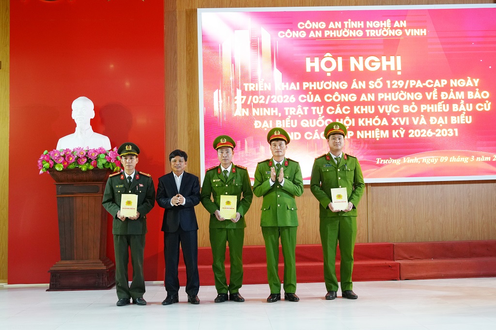 Dịp này, UBND phường Trường Vinh và Công an phường trao thưởng các tổ nghiệp vụ có thành tích xuất sắc trong đợt cao điểm trước, trong và sau Tết Nguyên đán