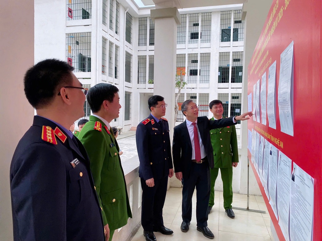Đồng chí Phó Giám đốc Công an tỉnh và các đại biểu kiểm tra công tác chuẩn bị bầu cử dành cho người bị tạm giữ, tạm giam