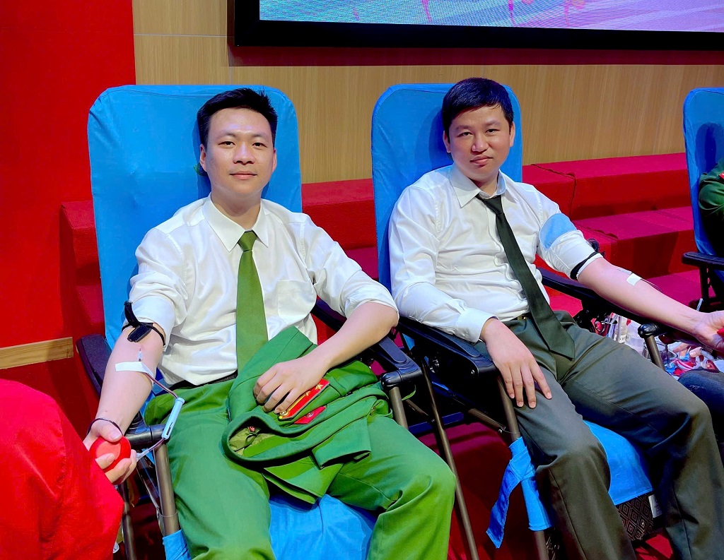 Thượng úy Trần Quang Dũng kịp thời đăng ký hiến máu, góp phần hỗ trợ người bệnh vượt qua cơn nguy hiểm