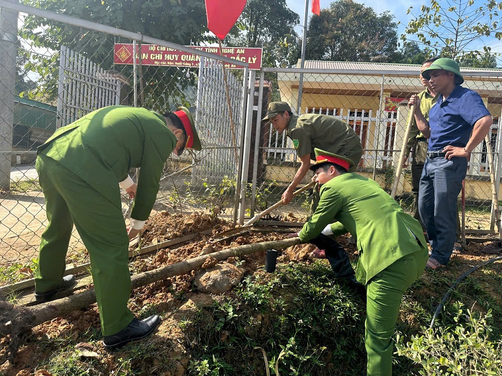 Công an xã Bắc Lý trồng cây xanh trong khuôn viên trụ sở đơn vị