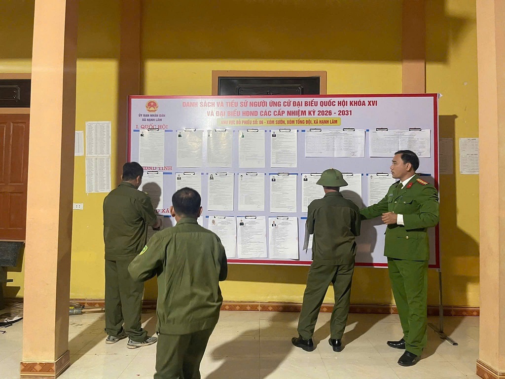 Công an xã Hạnh Lâm và lực lượng tham gia bảo vệ ANTT ở cơ sở kiểm tra khu vực niêm yết danh sách ứng cử viên