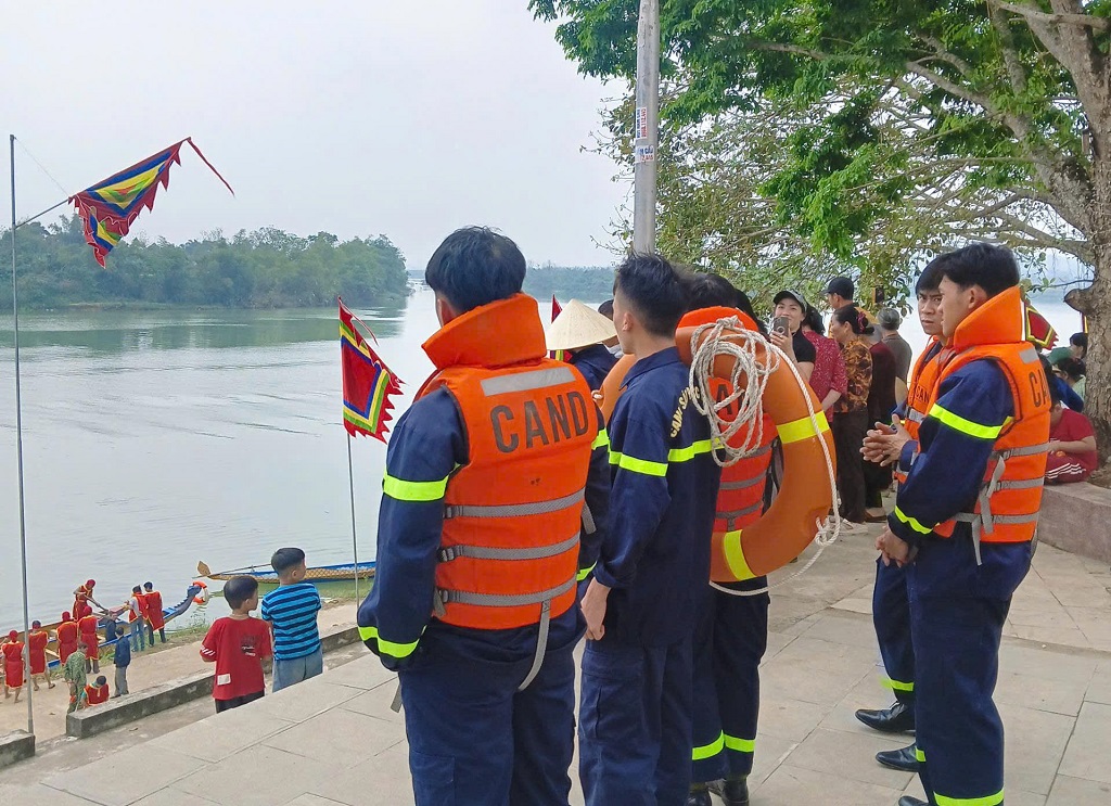Cảnh sát PCCC&CNCH thường trực, đảm bảo an toàn phòng, chống cháy nổ và sẵn sàng cứu nạn, cứu hộ tại điểm lễ hội đầu xuân