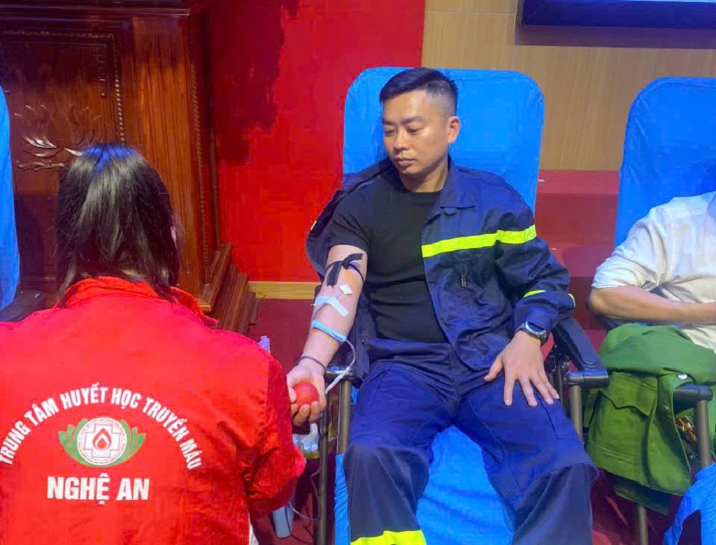 Tuổi trẻ Cảnh sát PCCC&CNCH hăng hái tham gia hoạt động tình nguyện, chung tay vì cuộc sống cộng đồng trong Tháng Thanh niên