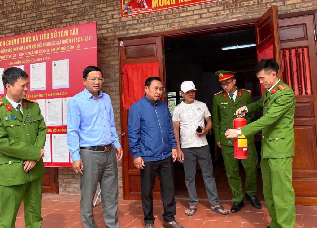 Cảnh sát PCCC&CNCH, Công an Nghệ An kiểm tra, hướng dẫn đảm bảo an toàn PCCC tại các điểm bầu cử