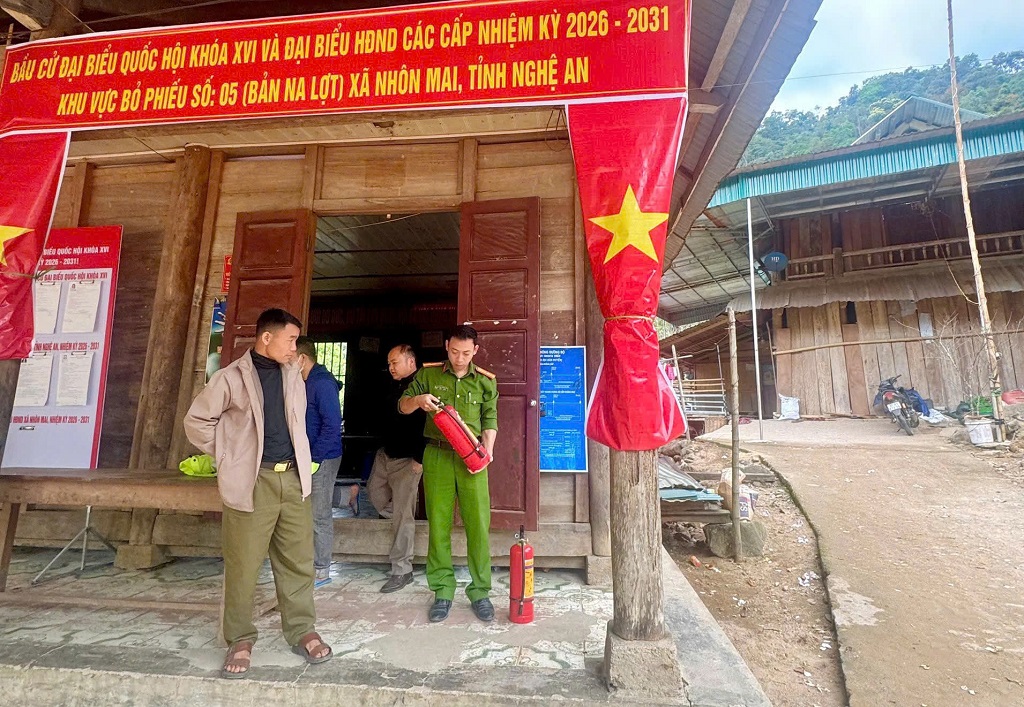 Công an xã Nhôn Mai kiểm tra bảo đảm an ninh, phòng cháy chữa cháy phục vụ bầu cử