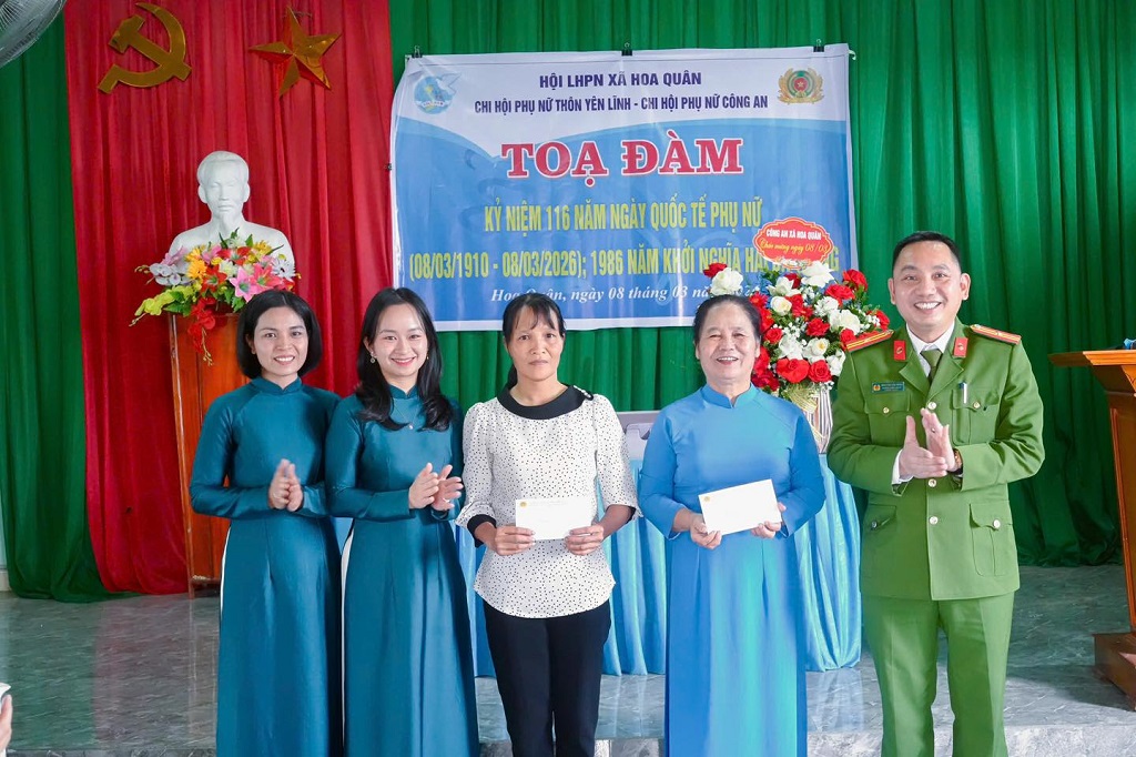 Chi hội Phụ nữ Công an xã trao 02 suất quà tặng hội viên Chi hội Phụ nữ thôn Yên Lĩnh 