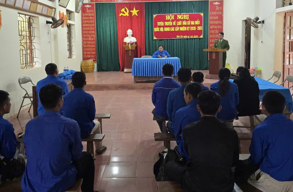 Công an xã Lượng Minh phối hợp tuyên truyền Luật bầu cử tại bản Côi