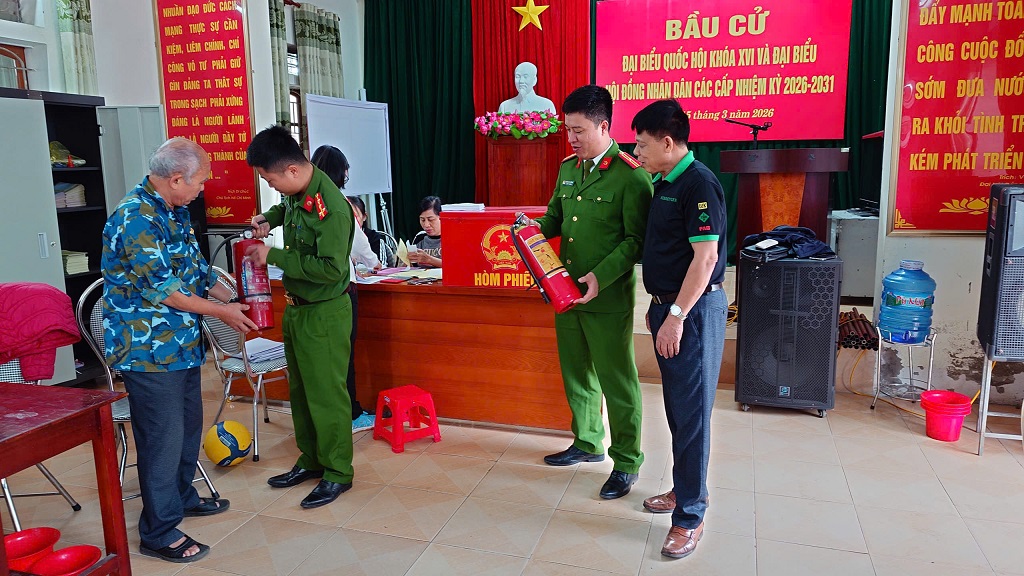 Công an phường Vinh Phú hướng dẫn thành viên tổ bầu cử sử dụng bình chữa cháy, kỹ năng xử lý tình huống