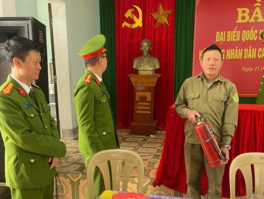 Hướng dẫn lực lượng phục vụ tại các điểm bỏ phiếu nắm vững quy trình xử lý tình huống cháy nổ