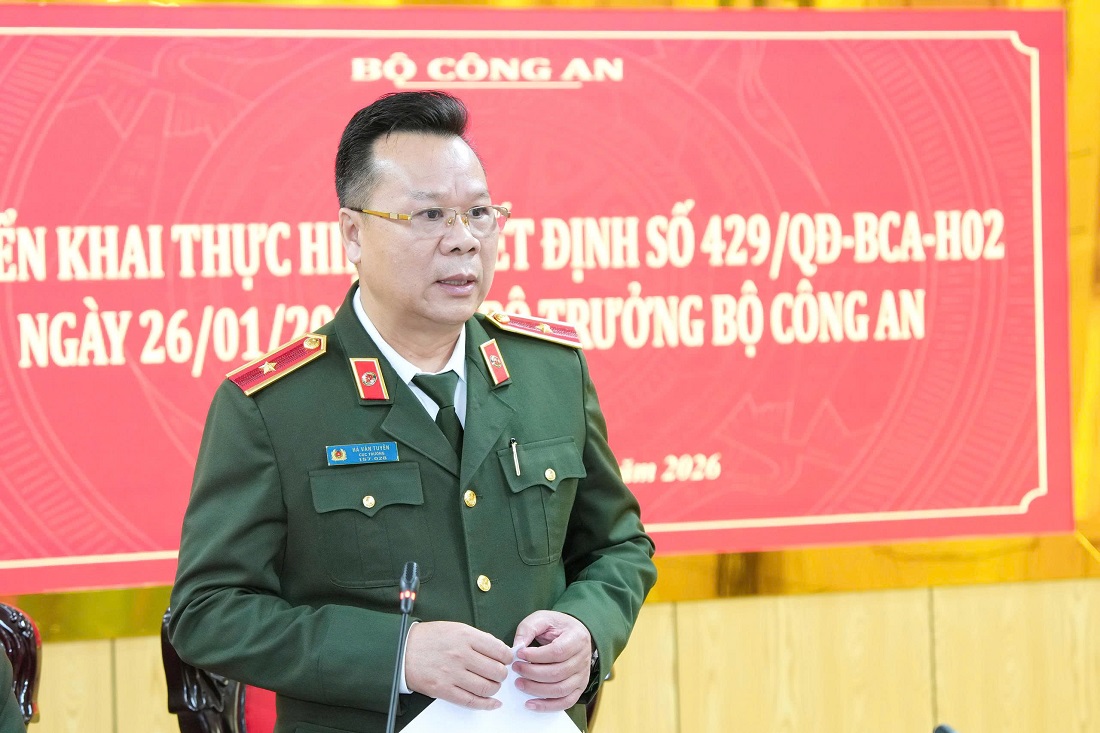 Đồng chí Thiếu tướng Hà Văn Tuyên – Cục trưởng Cục Quản lý xây dựng và doanh trại Bộ Công an phát biểu tại cuộc họp