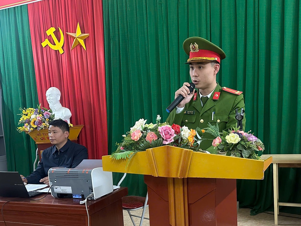 Cán bộ Công an xã Na Loi tuyên truyền, phổ biến pháp luật