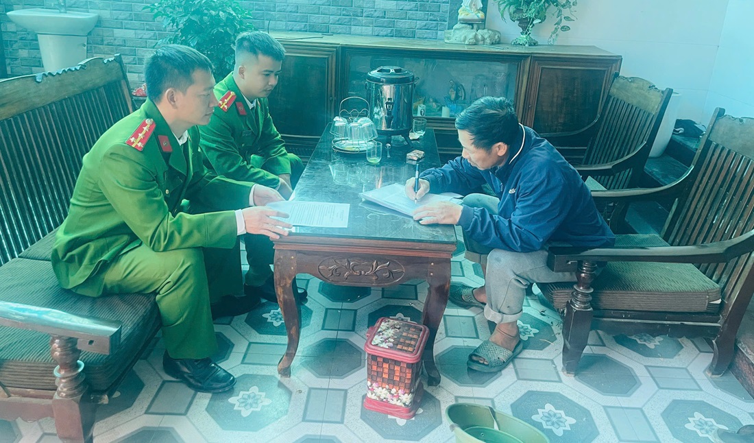 Công an xã Lam Thành rà soát thông tin cư trú, hoàn thiện danh sách cử tri phục vụ bầu cử