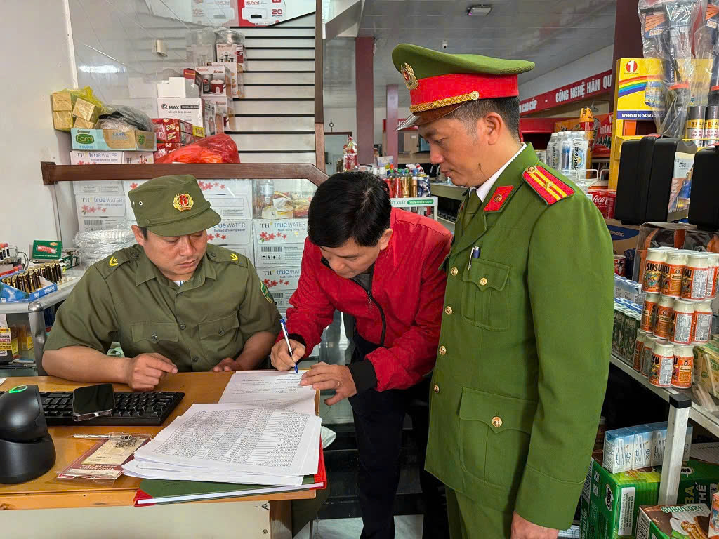 Công an phường Vinh Lộc kiểm tra, rà soát cư trú phục vụ bầu cử