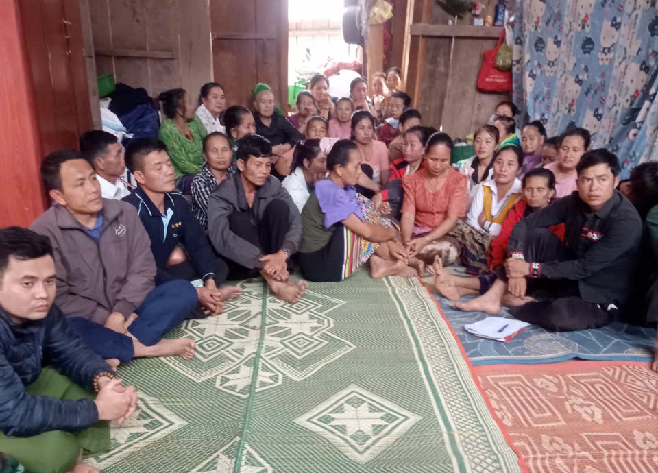 Trang trí khánh tiết và hướng dẫn, tuyên truyền cho bà con về Cuộc bầu cử