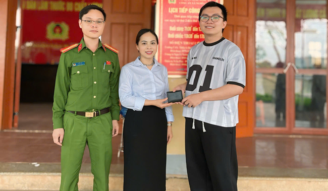 Công an xã Nghĩa Đàn và chị Vân trao trả tài sản bị đánh rơi cho anh Đạt