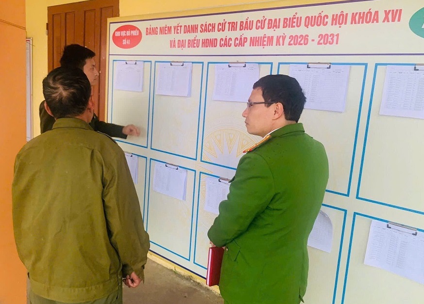 Công an xã kiểm tra điểm bỏ phiếu