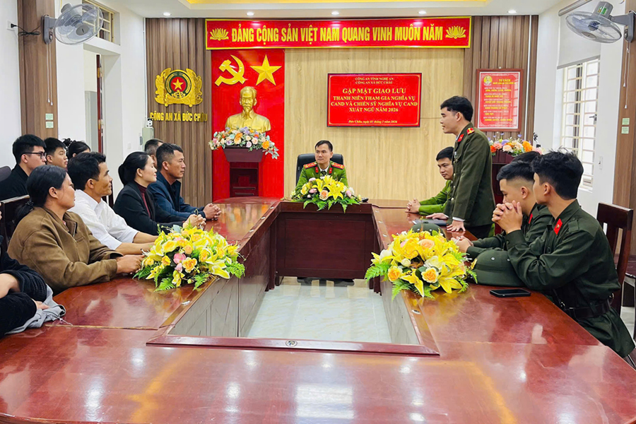Công an xã Đức Châu thăm hỏi, tặng quà động viên tân binh trúng tuyển nghĩa vụ Công an nhân dân năm 2026