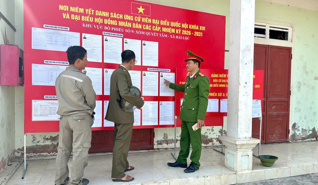 Công an xã Hải Lộc phối hợp niêm yết danh sách ứng cử viên đại biểu Quốc hội và đại biểu HĐND các cấp tại khu vực bỏ phiếu theo quy định