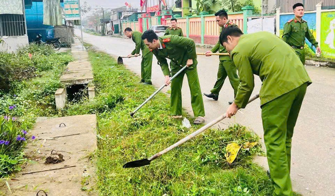 Chi đoàn Công an xã Yên Trung tổ chức hoạt động “Ngày Chủ nhật xanh”