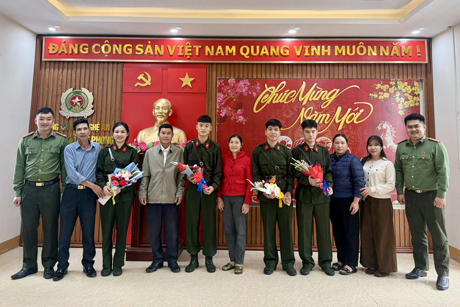 Công an xã Quế Phong gặp mặt, tặng quà tân binh trước ngày nhập ngũ