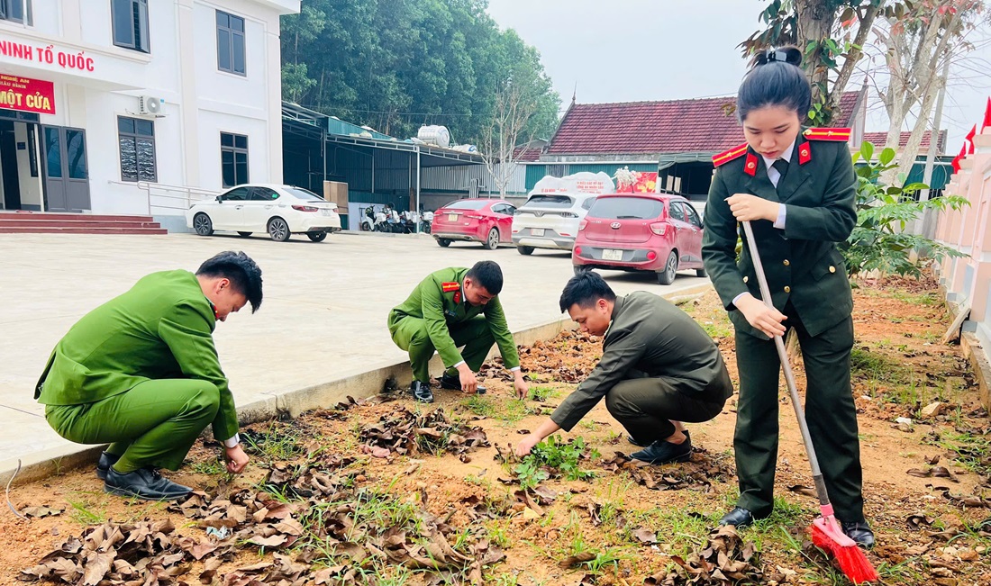 Chi đoàn Công an xã Châu Bình dọn dẹp, chỉnh trang cảnh quan khuôn viên trụ sở đơn vị