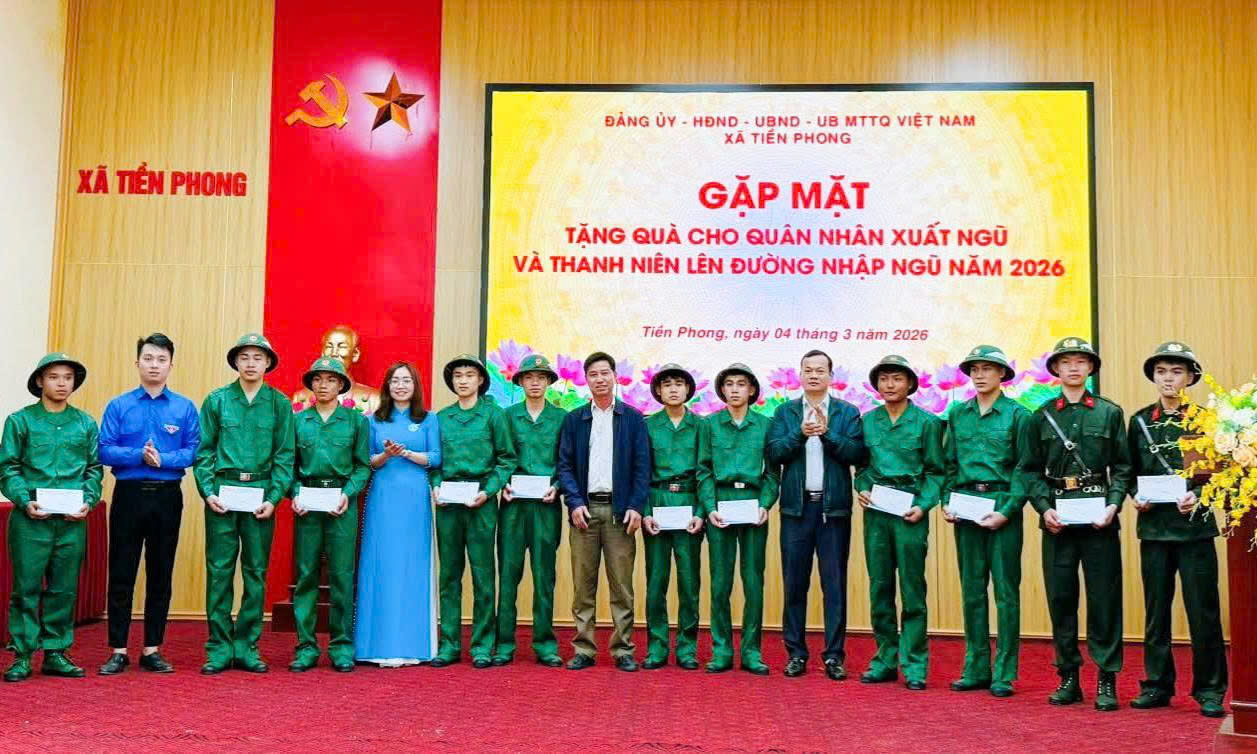UBND xã Tiền Phong gặp mặt, tặng quà thanh niên lên đường nhập ngũ năm 2026