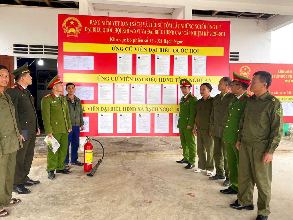 Công an xã Bạch Ngọc tăng cường kiểm tra công tác chuẩn bị bầu cử tại điểm bỏ phiếu