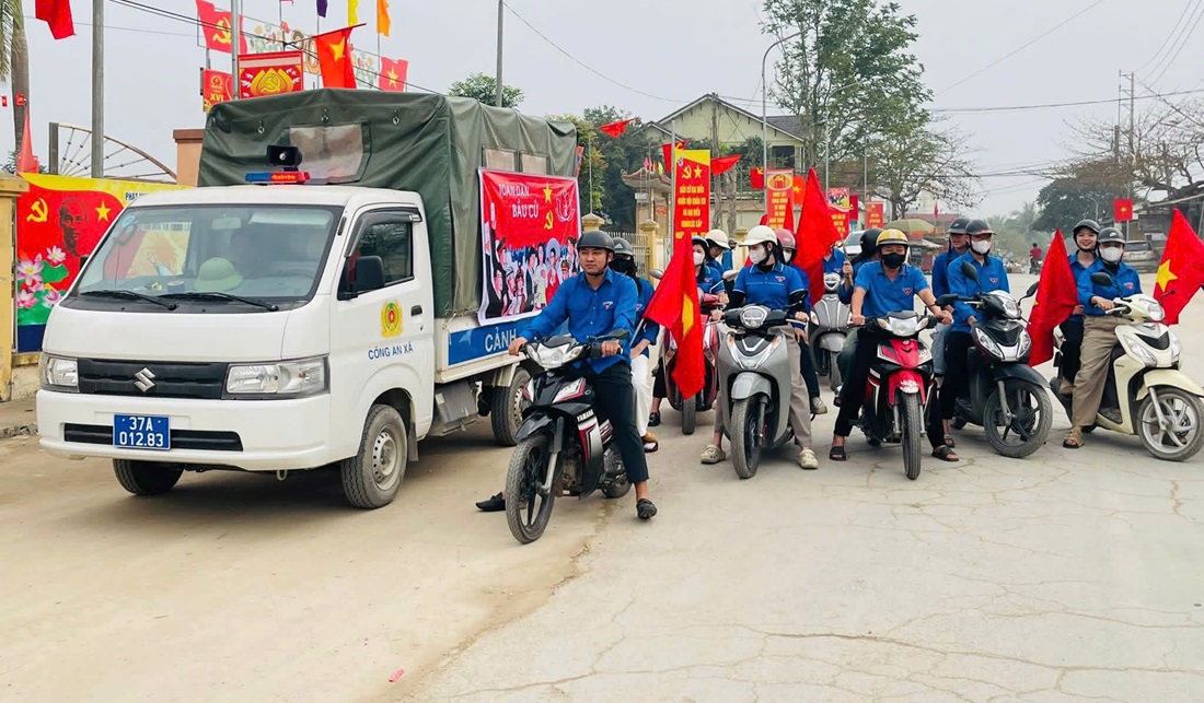 Công an xã Nghĩa Lộc phối hợp Đoàn Thanh niên xã tuyên truyền lưu động về bầu cử