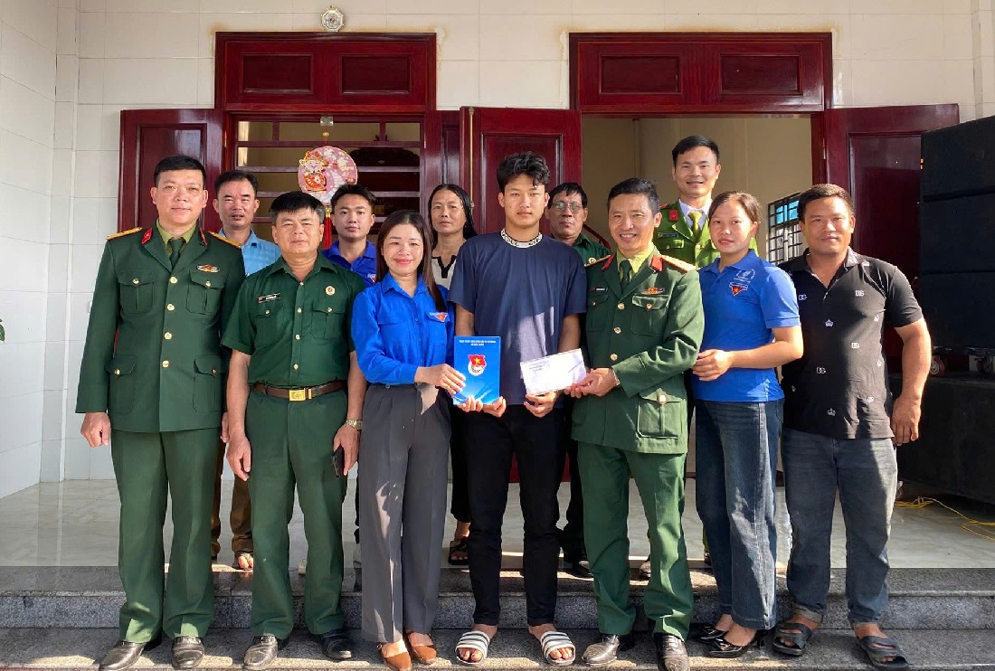 Công an xã phối hợp tặng quà tân binh