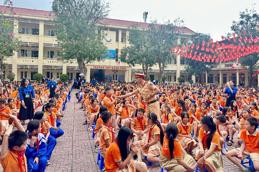 Đông đảo học sinh tham gia buổi tuyên truyền