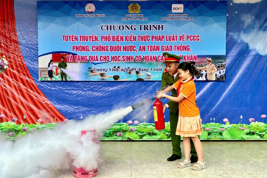 Hướng dẫn học sinh sử dụng bình chữa cháy