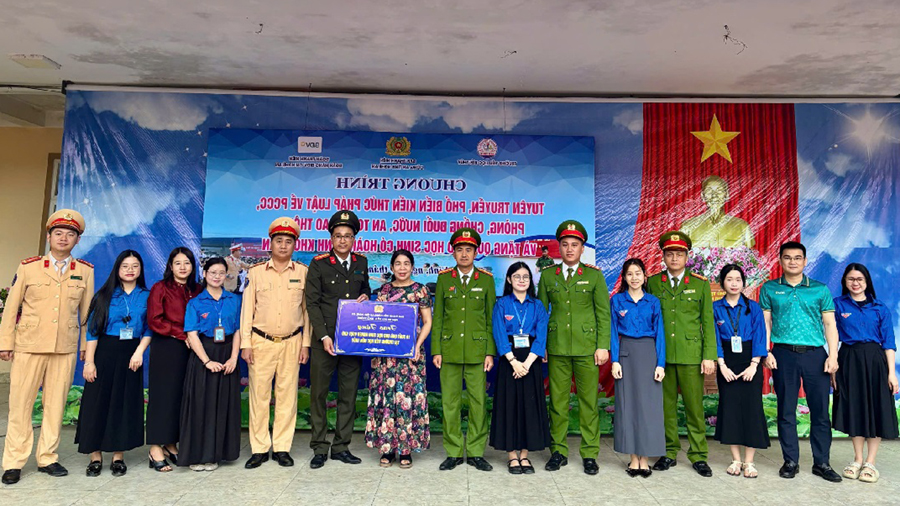 Trao 20 suất học bổng tặng học sinh có hoàn cảnh khó khăn